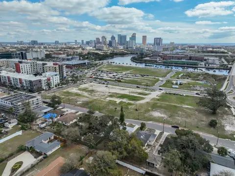 Drone view of 418 W Frances with the Tampa skyline visible beyond the Hillsborough River.